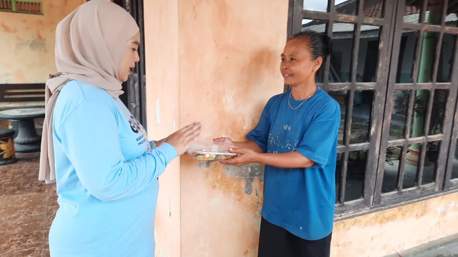 WhatsApp Image 2023-12-08 at 22.28.01 Ratna Dewi Nirwana Sari (kiri) Ketua TKD Prabowo-Gibran Kabupaten Blitar