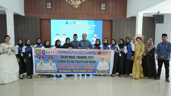 Wakil Bupati Asahan, Taufik Zainal Abidin Siregar, menutup pelatihan berbasis kompetensi Tailor Made Training
