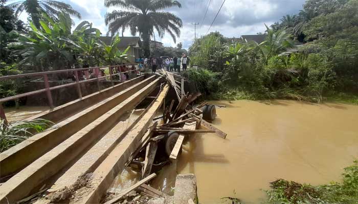 Truk Tangki Air Bersih Nyungsep ke Sungai Truk Tangki Air Bersih Nyungsep ke Sungai