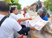 Tomi Gandhi dan Mahardika Soekarno saat pembagian Makan Gratis di Kota Blitar Tomi Gandhi dan Mahardika Soekarno saat pembagian Makan Gratis di Kota Blitar