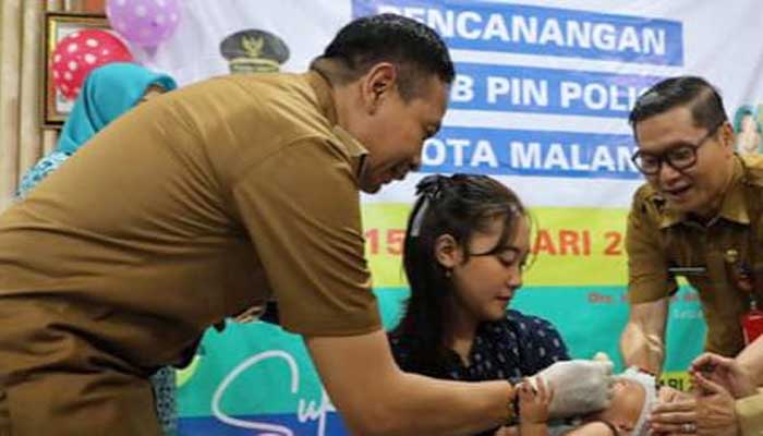 Kepala Dinas Kesehatan Kota Malang, Husnul Muarif (kanan), saat mendampingi Pj. Wali Kota dalam pelaksanaan Pekan Imunisasi Nasional Polio