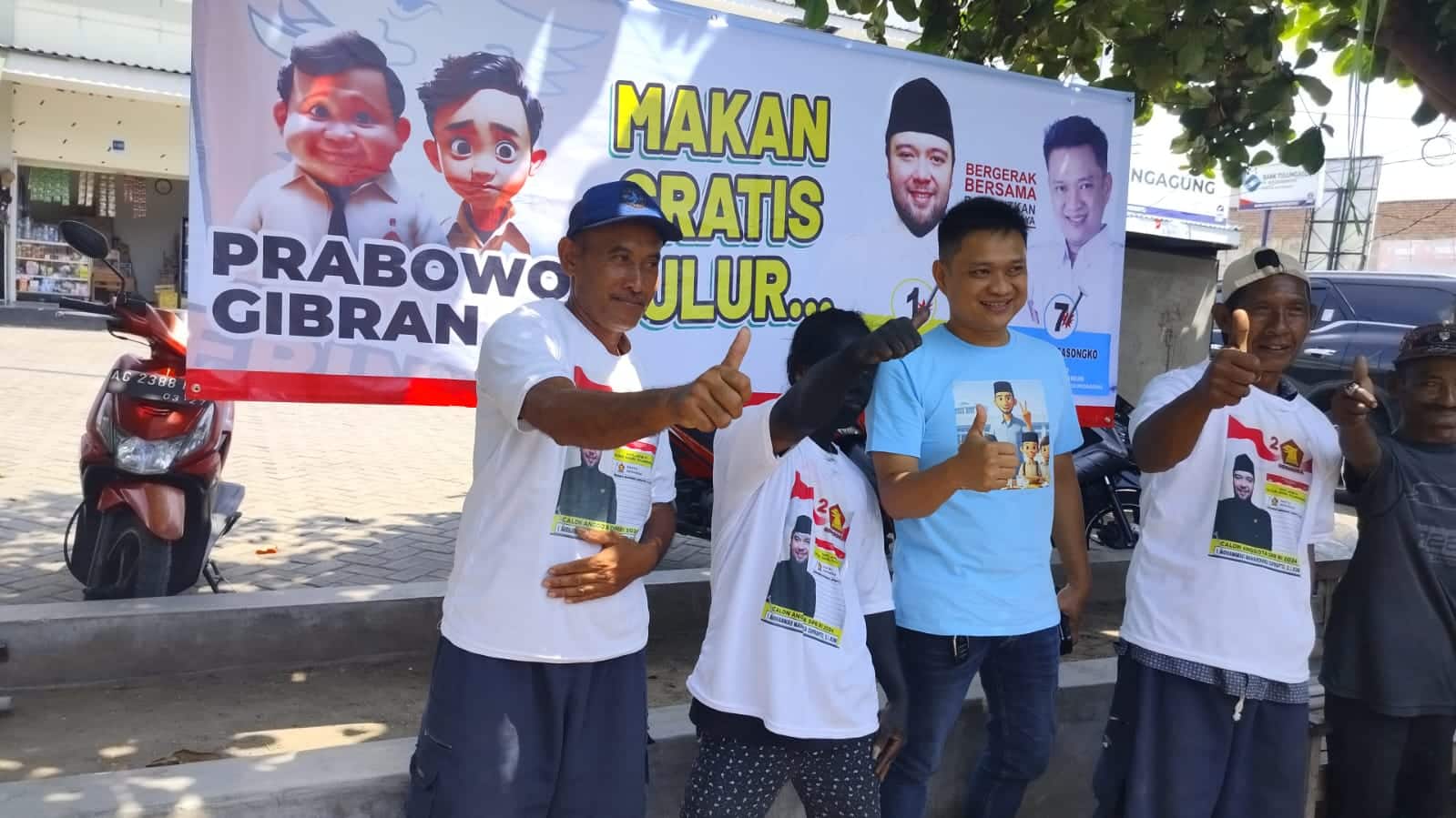 Tomi Gandhi dan Cucu Bung Karno kembali Bagikan Makan Gratis di Ngunut Tulungagung