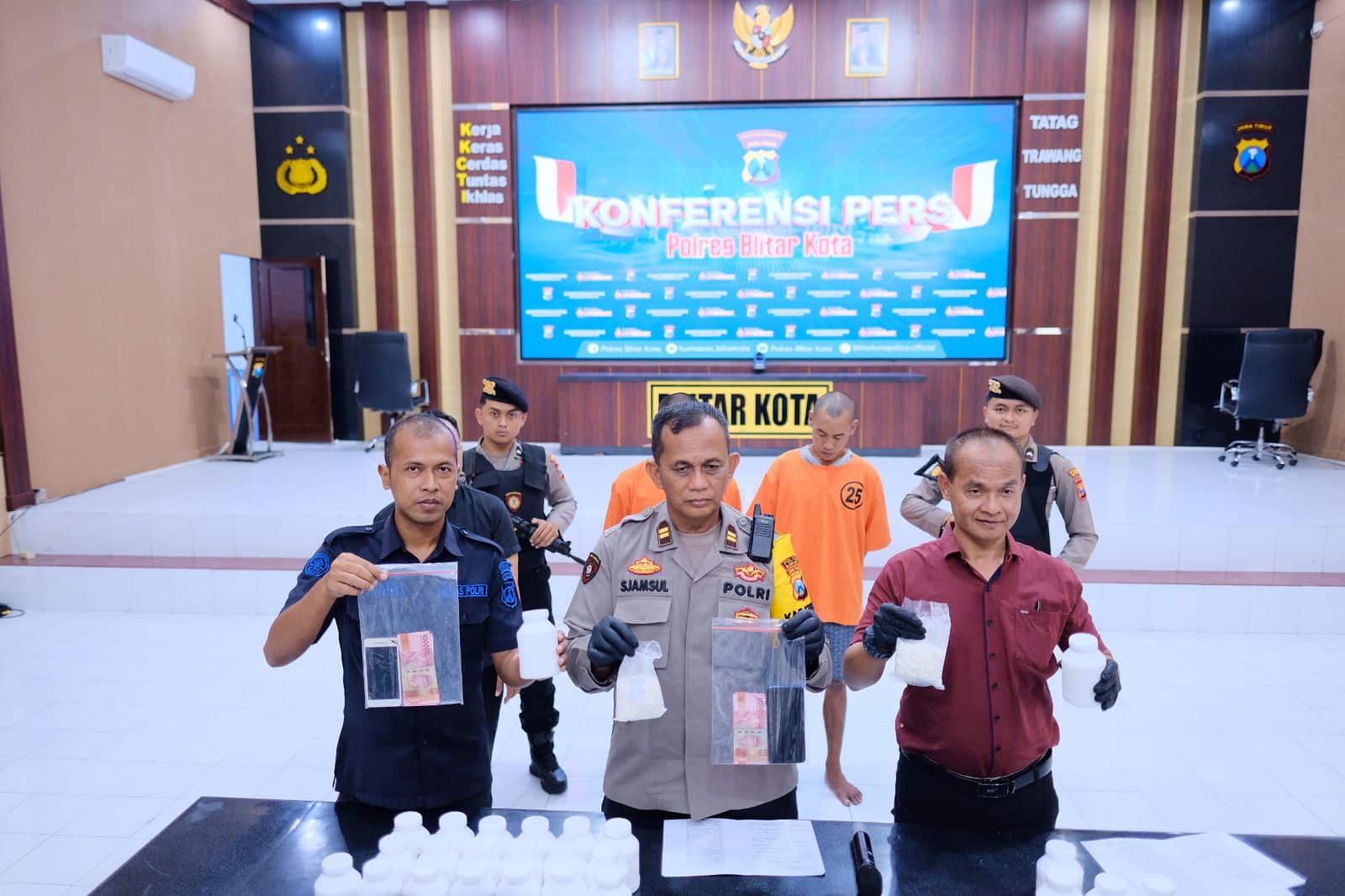 Satresnarkoba Polres Blitar Kota Berhasil Menangkap Dua Pengedar Pil Double L Satresnarkoba Polres Blitar Kota Berhasil Menangkap Dua Pengedar Pil Double L