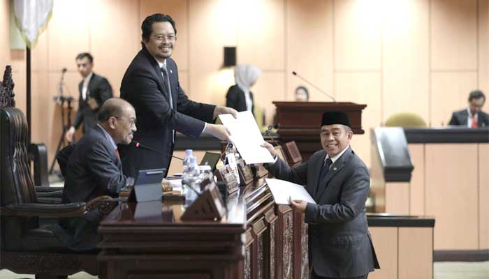 Wakil Ketua Komite II, Bustami Zainudin serahkan laporan