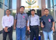 Didik Lestariono (mengenakan kemeja kotak) saat mendampingi kliennya di Kejaksaan Tinggi Surabaya