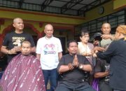 Cukur gundul warga Desa Semen, Kecamatan Gandusari, Kabupaten Blitar, Jawa Timur