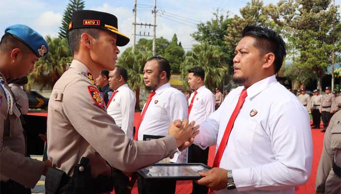 Kapolres Batu Berikan Penghargaan kepada Anggota Berprestasi