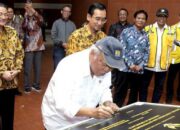 Rektor Prof. Widodo, mendampingi PUPR, H. Mochamad Basuki Hadimoeljono, meresmikan gedung auditorium dan enterpreneurship terpadu di Universitas Brawijaya