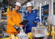 Petugas PLN melakukan inspeksi dan pemeliharaan pada komponen pembangkit