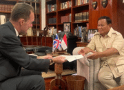 Putin Prabowo Duta Besar Inggris untuk Indonesia Dominic Jermey (kiri) menyerahkan surat ucapan selamat dari Perdana Menteri Inggrs Rishi Sunak kepada Prabowo Subianto, Jumat (16/2/2024), atas kemenangan dalam pemilihan presiden.