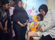 Mensos Risma bersama Noreen Elvani (7), siswi kelas 1 SD di Sukabumi,Jawa Barat