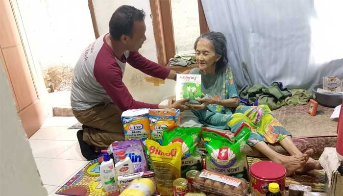 Kemensos Bantu Lansia Sebatangkara di Bogor