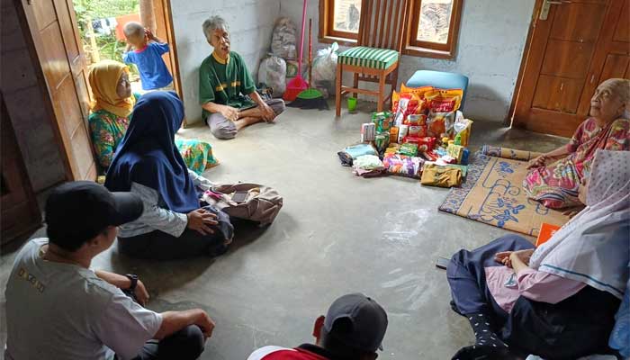 Sentra Phalamarta Sukabumi melakukan upaya bebas pasung Nurhasanah, sekaligus memberikan bantuan