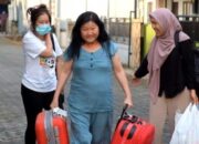 tua-moi-jembut-anaknya-yen-yen Tuo Moi, menyambut kedatangan anak perempuan semata wayangnya, Yen Yen