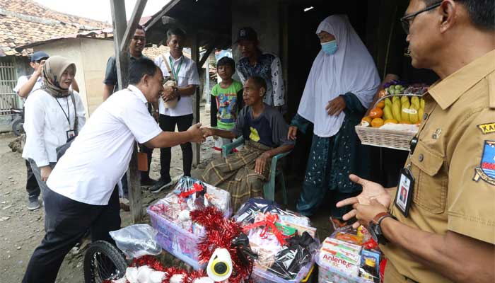 Kemensos Beri Bantuan Ternak Bebek kepada Lansia di Serang, Banten