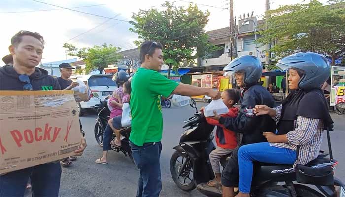 Brigade Joxzin Purworejo Bagi-bagi Nasi Kotak kepada Pengguna Jalan