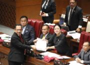 Mendagri Muhammad Tito karnavian terima Perubahan UU Desa yang baru disahkan oleh DPR