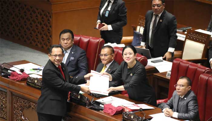 DPR-Sahkan-Perubahan-UU-Desa Mendagri Muhammad Tito karnavian terima Perubahan UU Desa yang baru disahkan oleh DPR