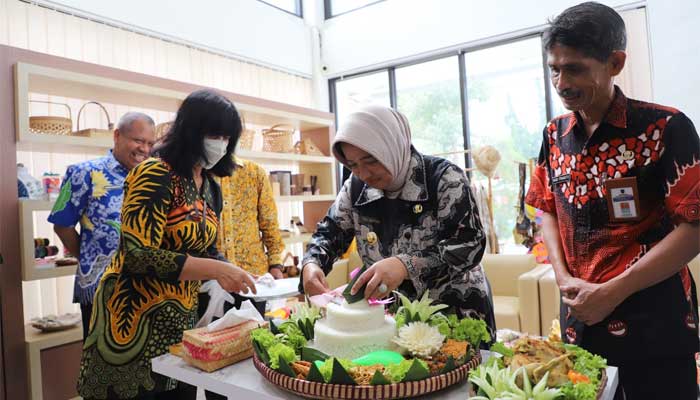 Bupati Purworejo, Hj Yuli Hastuti memotong tumpeng HUT ke-44 Dekranas di Gedung Galeri Dekranasda