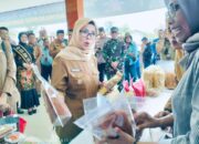bazar ramadan blitar Bupati Blitar, Hj. Rini Syarifah di bazar ramadan