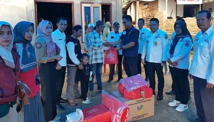 Kadis-Kominfo-bersama-Kadis-Sosial-Lampura-Kunjungi-Dua-Lokasi-Kebakaran Kadis Kominfo bersama Kadis Sosial Lampura Beri Tali Asih di Dua Lokasi Kebakaran