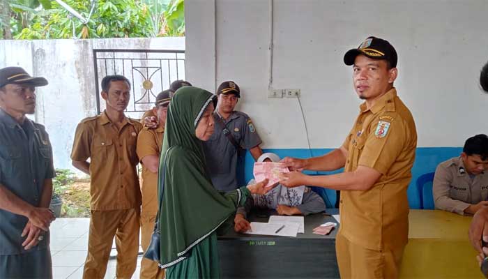 Pemerintah Kampung Bonglai, Kecamatan Banjit, Kabupaten Way Kanan, Lampung, kembali salurkan insentif kepada RT, Linmas, kader posyandu, kader PKK, Guru PAUD, Staf kampung, Guru ngaji, dan marbot masjid