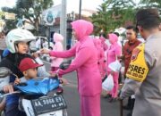 Kapolres Purworejo Bersama Bhayangkari Berbagi Takjil kepada Pengguna Jalan Raya