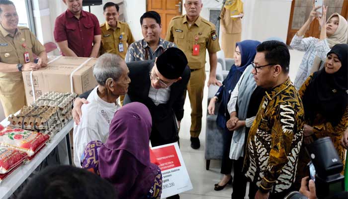 Kemensos-bersama-Komisi-VIII-DPR-RI-Kompak-Salurkan-Bansos-di-Tangerang Kemensos bersama Komisi VIII DPR RI Salurkan Bantuan di Tangerang
