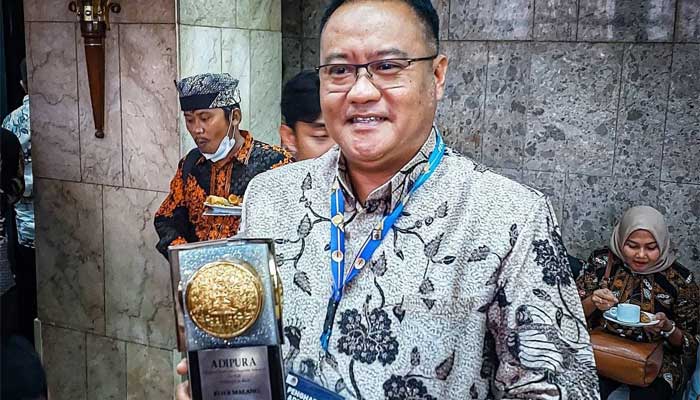 Kepala DLH Kota Malang, Noer Rahman Wijaya, bersama Piala Adipura 2023