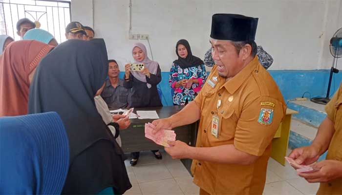 Pemerintah-Kampung-Bonglai-Bagikan-BLT-DD-Ekstrem-bagi-36-KPM Pemerintah Kampung Bonglai Bagikan BLT DD Ekstrem bagi 36 KPM