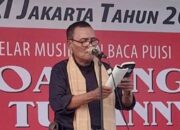 Pulo-Lasman-Simanjuntak Penyair Pulo Lasman Simanjuntak sedang baca puisi pada parade baca puisi berbagai komunitas sastra di Rooftop Pasar Gembrong Baru, Jakarta Timur