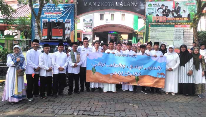 Rombongan tim pawai Ramadan MAN 2 Kota Malang