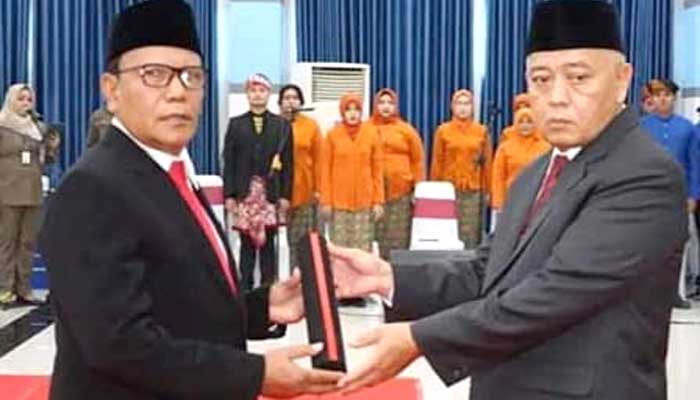 Direktur Tirta Kanjuruhan Samsul Hadi (kiri) bersama Bupati Malang (kanan).