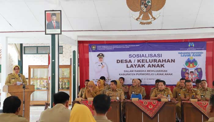 Bupati Purworejo, Hj Yuli Hastuti dalam pembukaan Sosialisasi Desa Layak Anak