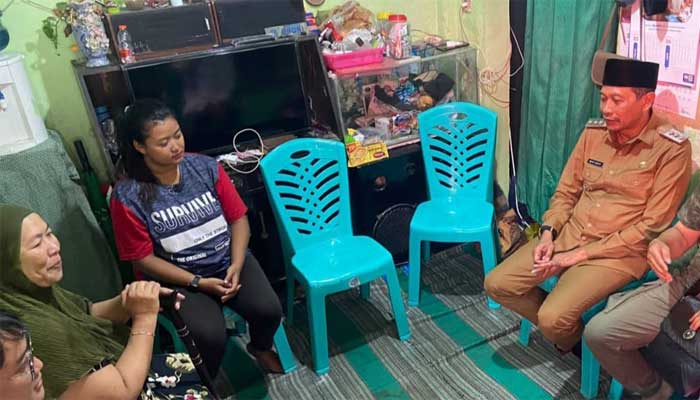 Pj Wali Kota Malang, Wahyu Hidayat, saat berkunjung ke rumah Korban penolakan RS Hermina