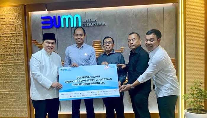 Erick-Thohir-serahkan-csr-bumn-kepada-pwi-pusat Erick Thohir serahkan Corporate Social Responsibility BUMN kepada pengurus PWI Pusat