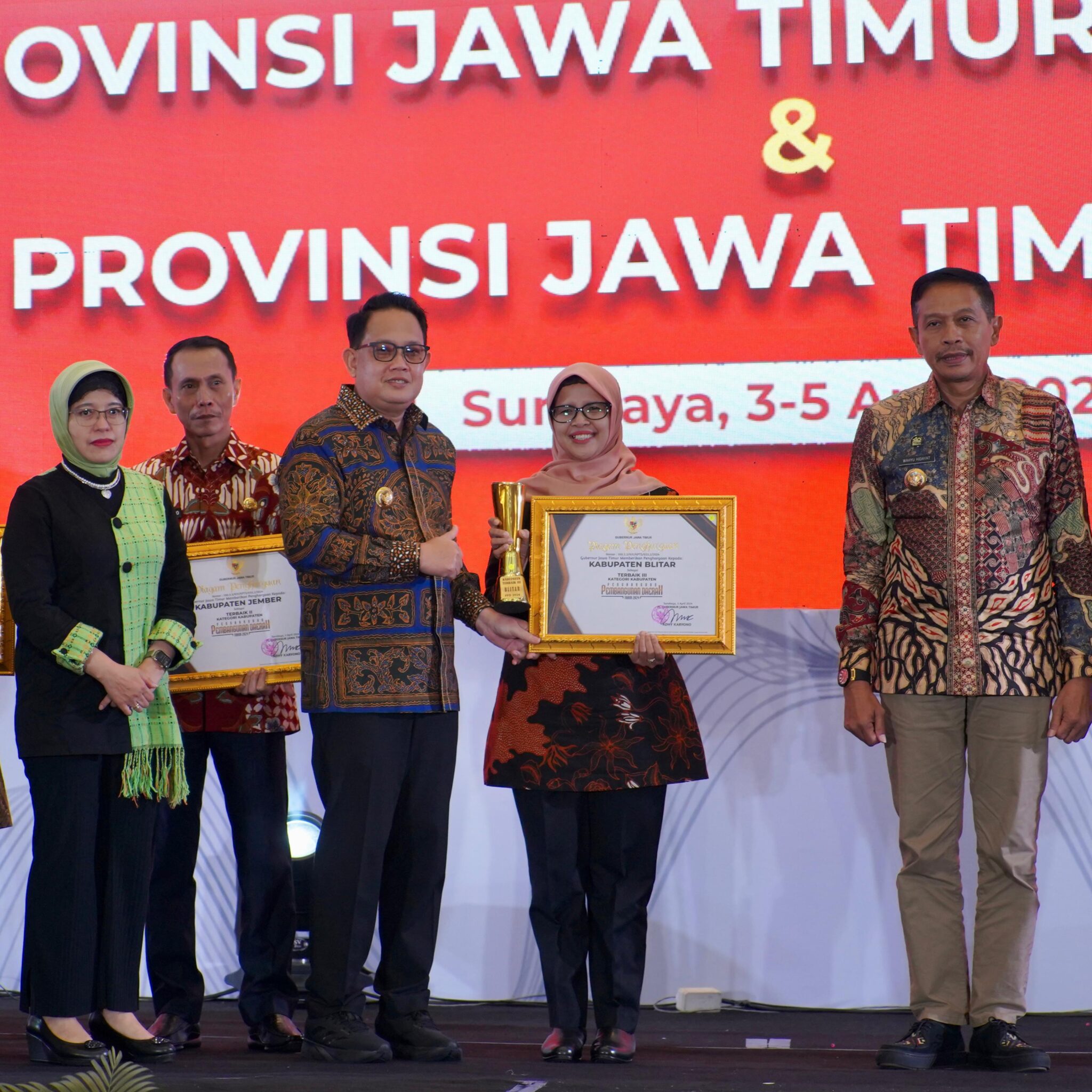 Blitar Raih Juara 3 Penghargaan Pembangunan Daerah Jawa Timur 2024 Blitar Raih Juara 3 Penghargaan Pembangunan Daerah Jawa Timur 2024