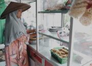 Ibu Rusih (58), Warga Dusun Margamulya, Kecamatan Palasah, Kabupaten Majalengka, Jawa Barat, mendapat bantuan PENA dari Kemensos