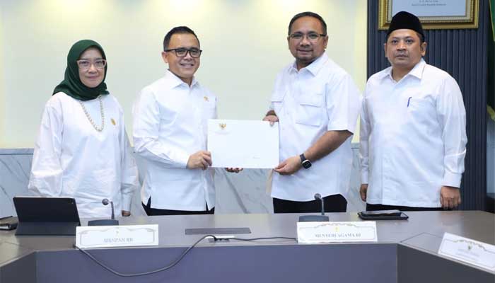 Menteri PANRB, Abdullah Azwar Anas serahkan izin formasi sebanyak 110.553 calon ASN di lingkungan Kemenag