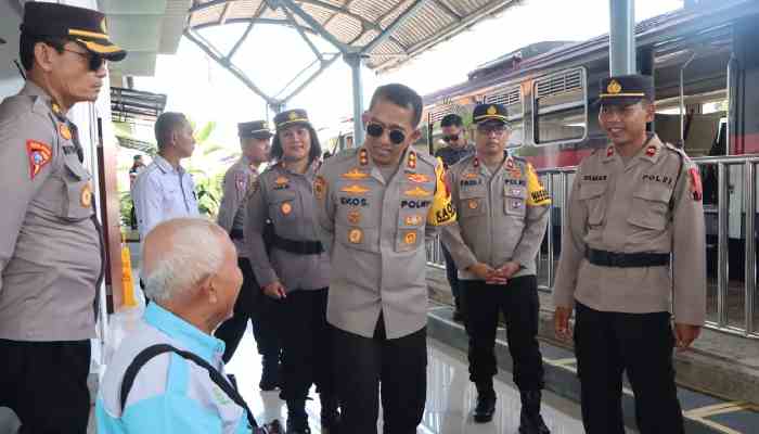 Kapolres Purworejo Pantau Situasi Lalin dan Stasiun KA Kutoarjo Kapolres Purworejo Pantau Situasi Lalin dan Stasiun KA Kutoarjo