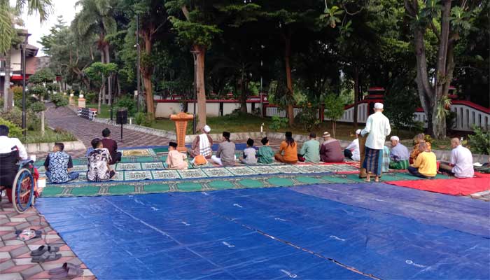 Sholat Id digelar di halaman Sentra Terpadu Prof. Dr. Soeharso Surakarta, Jawa Tengah
