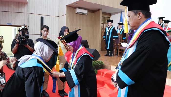 Pengukuhan Prof. Ellya Susilowati, M.Si, PhD, sebagai guru besar pertama Poltekesos Bandung