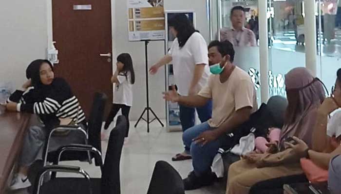 Kantor-Garuda-Indonesia-Diserbu-Penumpang Kantor Garuda Indonesia Diserbu Penumpang