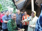 Menteri Sosial Tri Rismaharini mengunjungi kediaman Niwa Lepir di Desa Pambotanjara, Kecamatan Kota Waingapu, Kabupaten Sumba Timur, Provinsi Nusa Tenggara Timur.