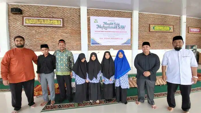 HM-Fadhil-Rahmi-dalam-gerkaan-orang-tua-asuh.jpg Senator DPD RI, HM Fadhil Rahmi, dalam Gerakan Orang Tua Asuh bagi para santri dan santriwati miskin serta kaum dhuafa di Aceh