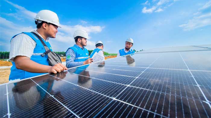 Petugas-PLN-melakukan-inspeksi-solar-panel PLTS IKN Petugas PLN melakukan inspeksi solar panel PLTS IKN