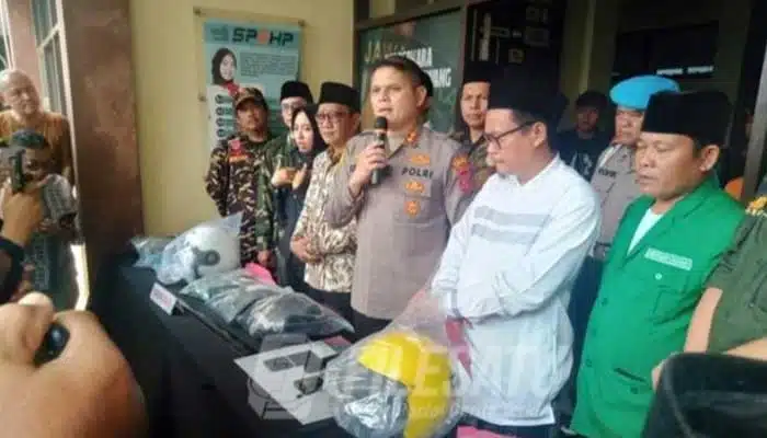 Polres-Karawang-Tetapkan-Dua-Tersangka-kasus-pengerokan-Banser.jpg Polres Karawang Tetapkan Dua Tersangka kasus pengerokan Banser