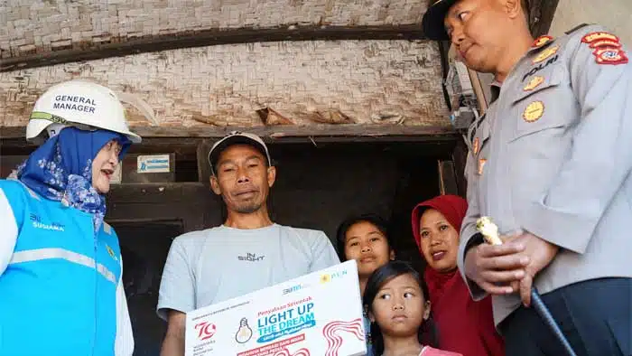 listrik-gratis.jpg Pegawai PLN Donasi Listrik Gratis bagi Keluarga Kurang Mampu
