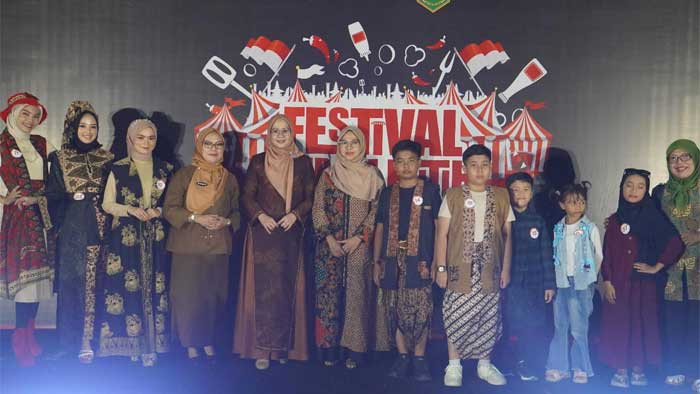 Perlombaan Fashion Show Batik Minangkabau di Festival Merah Putih Padang Panjang
