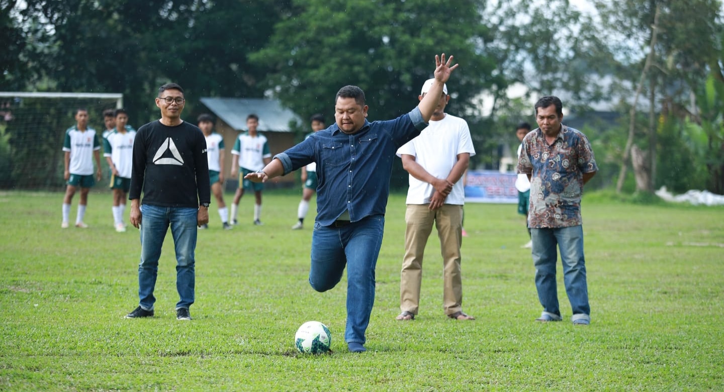 1726220383173 Ahmad Ridha Buka Open Tournament Sepak Bola Taratak Cup III di Padang Kampuang Payakumbuh